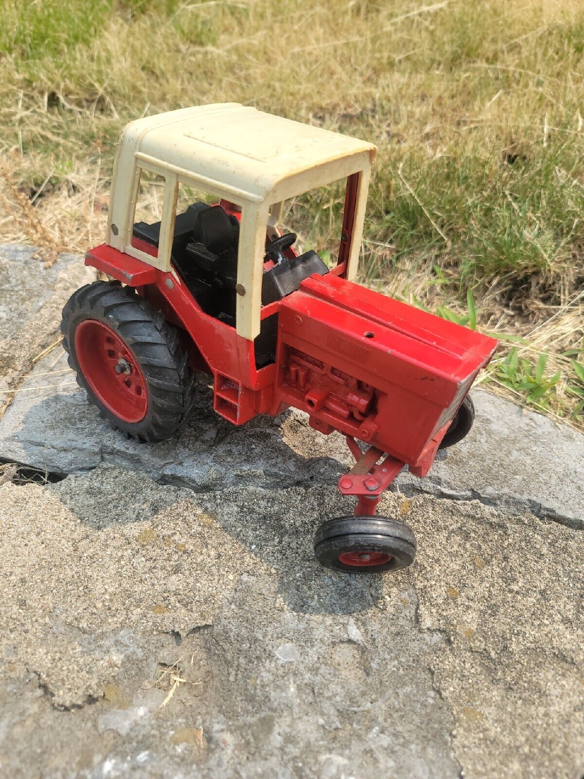 Vintage Ertl International  1/16th scale Toy Tractor Barn Find Barn Find 