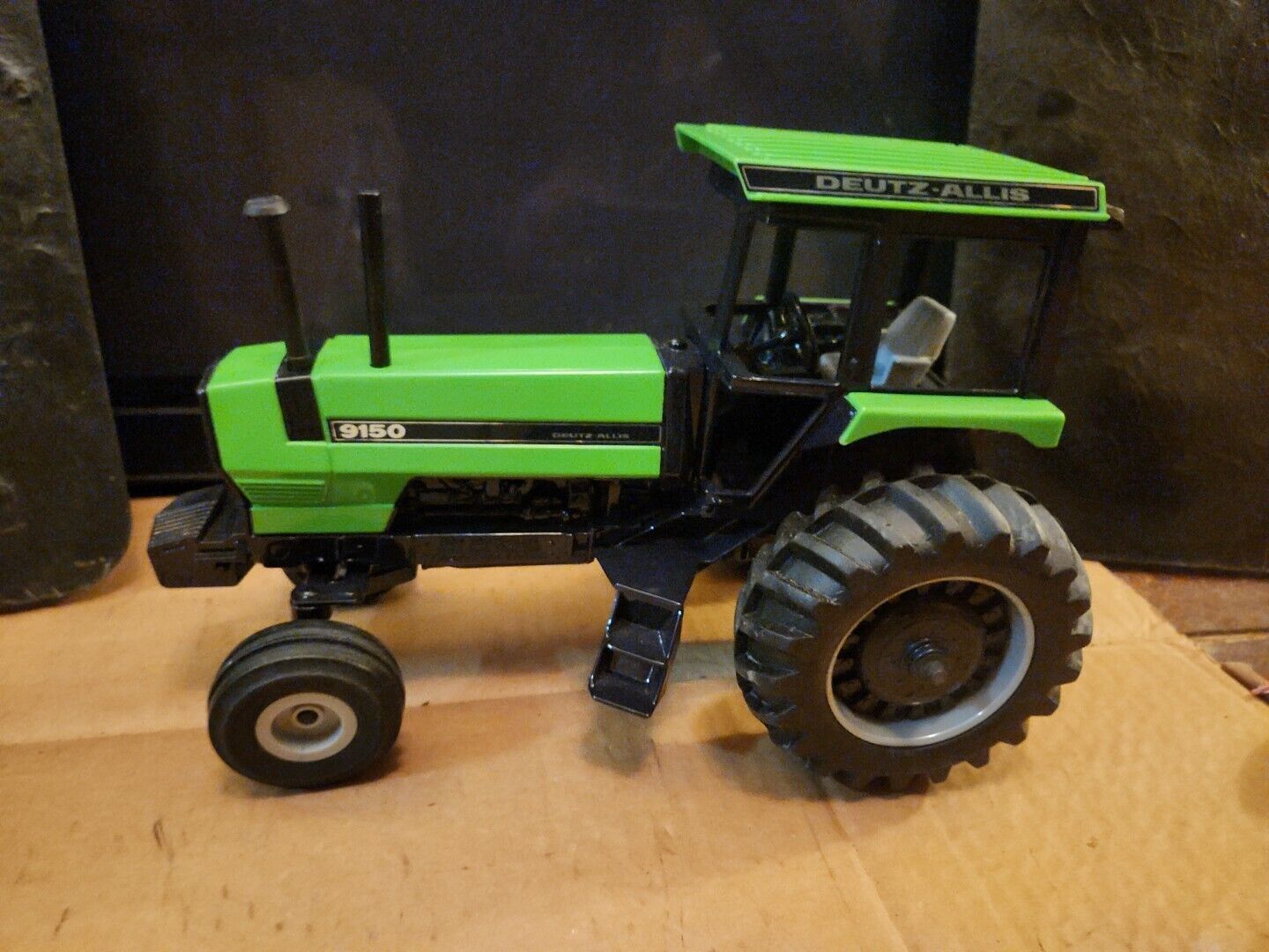 Deutz-Allis Tractor 1989 Special Edition Die-Cast Metal 1:16 Scale Replica 1280 