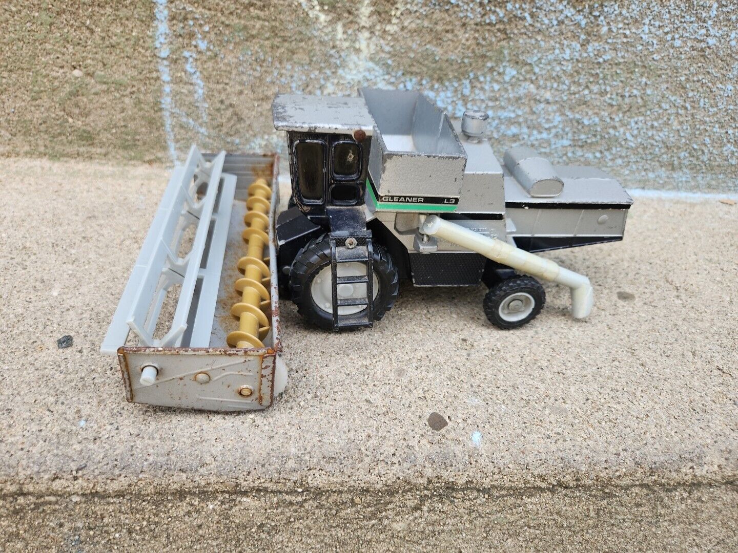 1/32 Gleaner L3 Deutz Allis Combine With Grain Head. Ertl Stock No. 1207