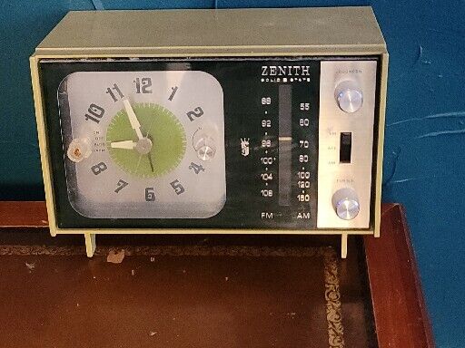 Vintage 70's Zenith Clock Radio C462F Pea Green Plastic Clock + Radio Works