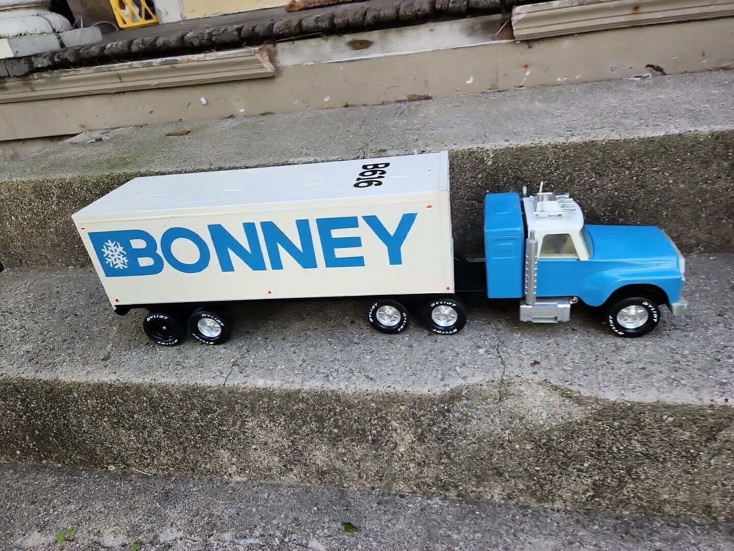 Vintage Nylint Bonnie 18 Wheeler Toy Semi Truck Tractor Trailer 