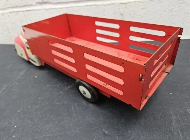 Vintage 1950s WYANDOTTE Toy Stake Livestock Farm Truck Steel X-207 Red 16”