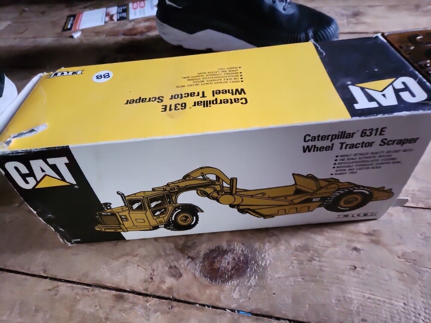 Caterpillar 631E Wheel Tractor Scraper NIB 1/50 Scale Box Has Some Rips See Pics