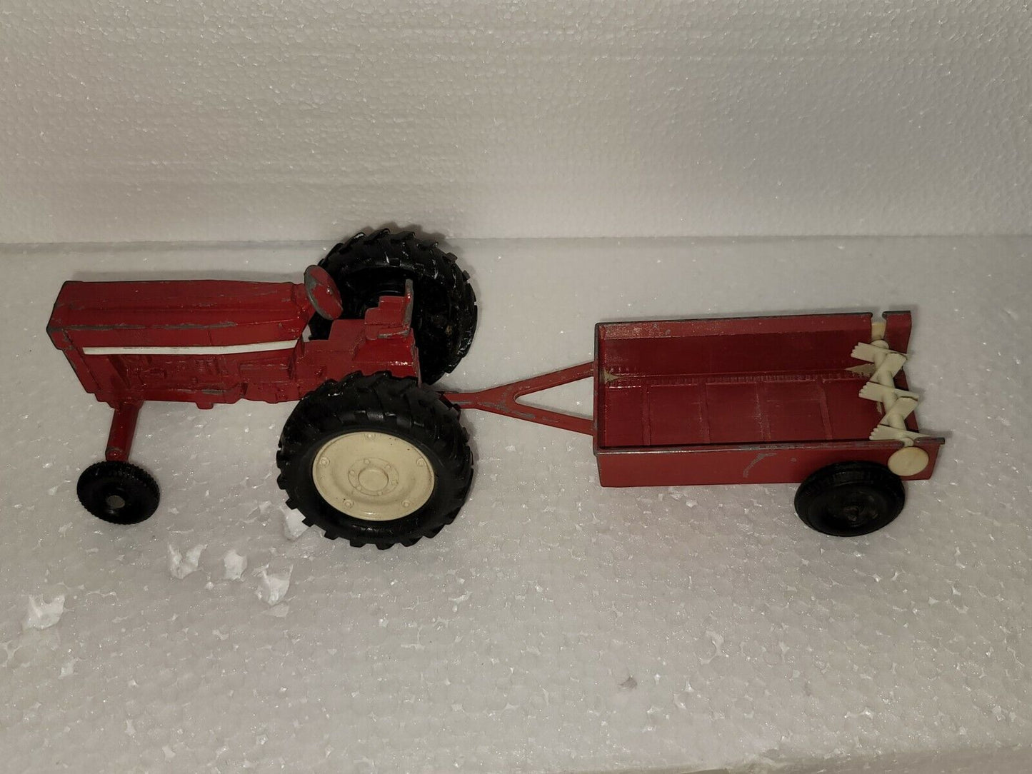 Vintage Ertl International Harvester Tractor & Manure Spreader 1/32 