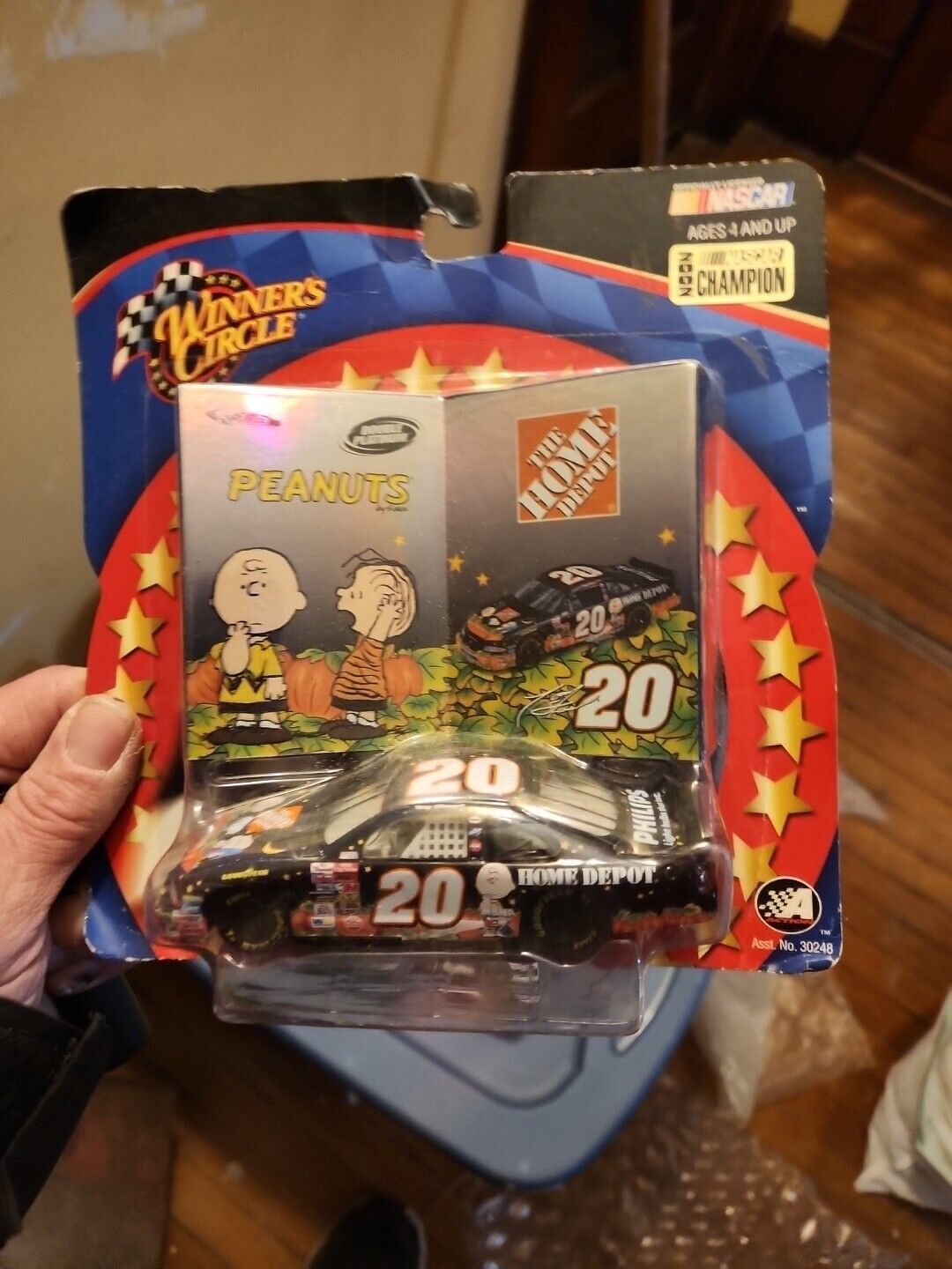 Nascar #20 Peanuts & Home Depot Tony Stewart 1:43 diecast Race Car 2002 Champion