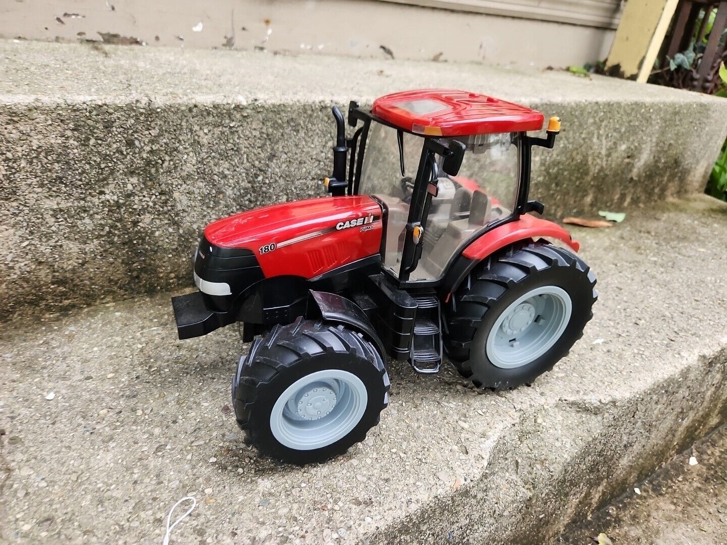 Britain's Ertl CASE IH PUMA 180 Red Farm TRACTOR Toy W Lights & Sounds 12" Long