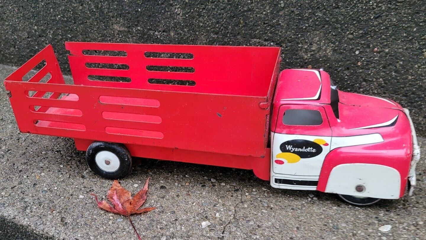 Vintage 1950s WYANDOTTE Toy Stake Livestock Farm Truck Steel X-207 Red 16”