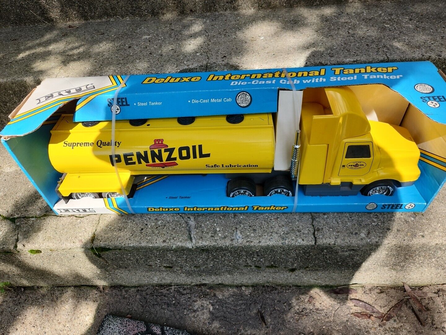 New ERTL International Pennzoil Deluxe truck 1989 Diecast Cab Steel Tanker Toy