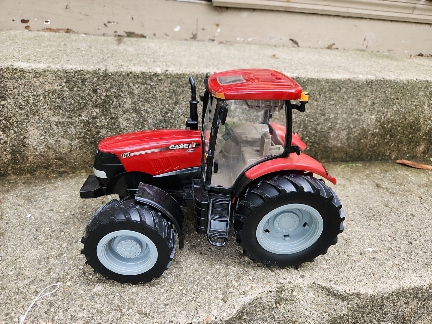 Britain's Ertl CASE IH PUMA 180 Red Farm TRACTOR Toy W Lights & Sounds 12" Long