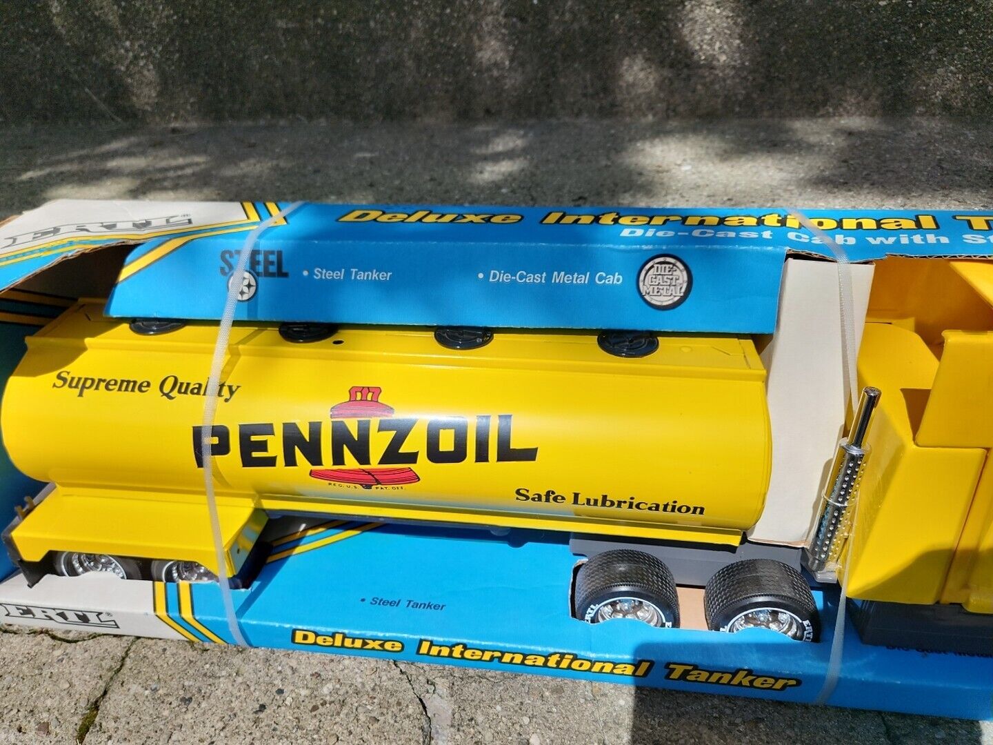 New ERTL International Pennzoil Deluxe truck 1989 Diecast Cab Steel Tanker Toy