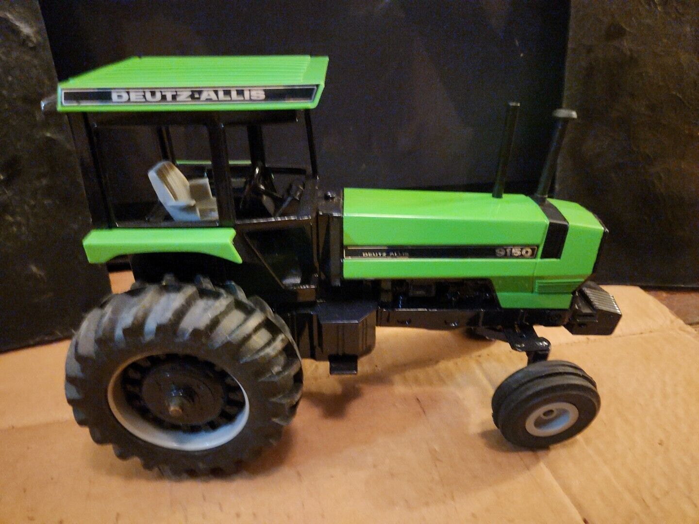 Deutz-Allis Tractor 1989 Special Edition Die-Cast Metal 1:16 Scale Replica 1280 