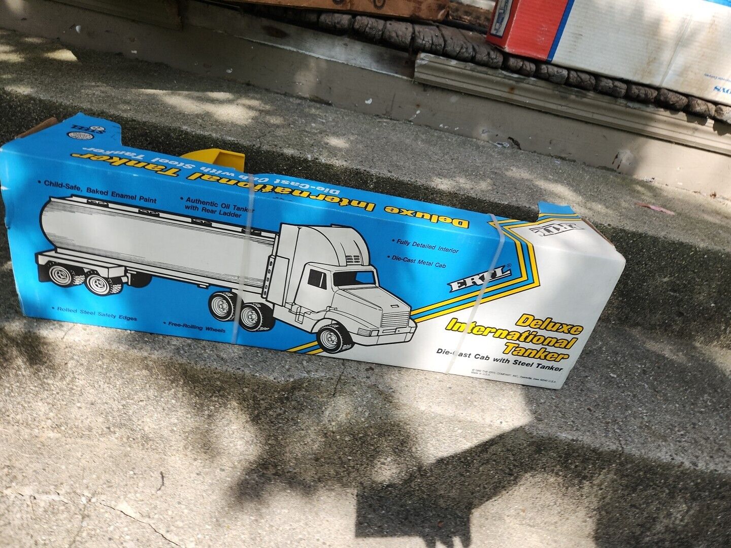 New ERTL International Pennzoil Deluxe truck 1989 Diecast Cab Steel Tanker Toy