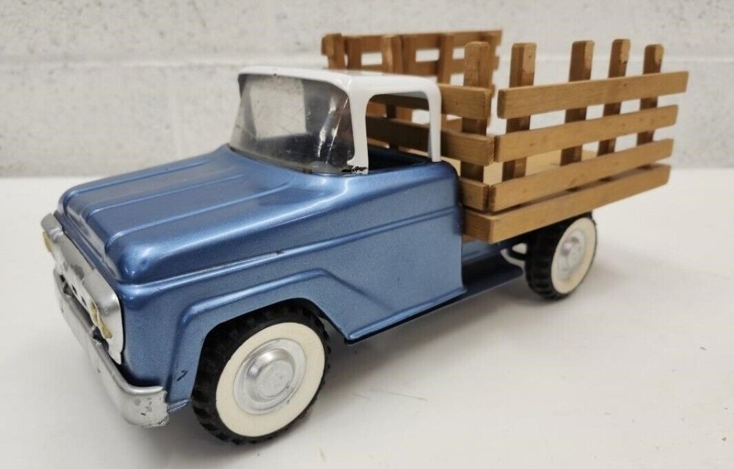 VINTAGE STRUCTO STOCK FARMS PRESSED STEEL TOY TRUCK