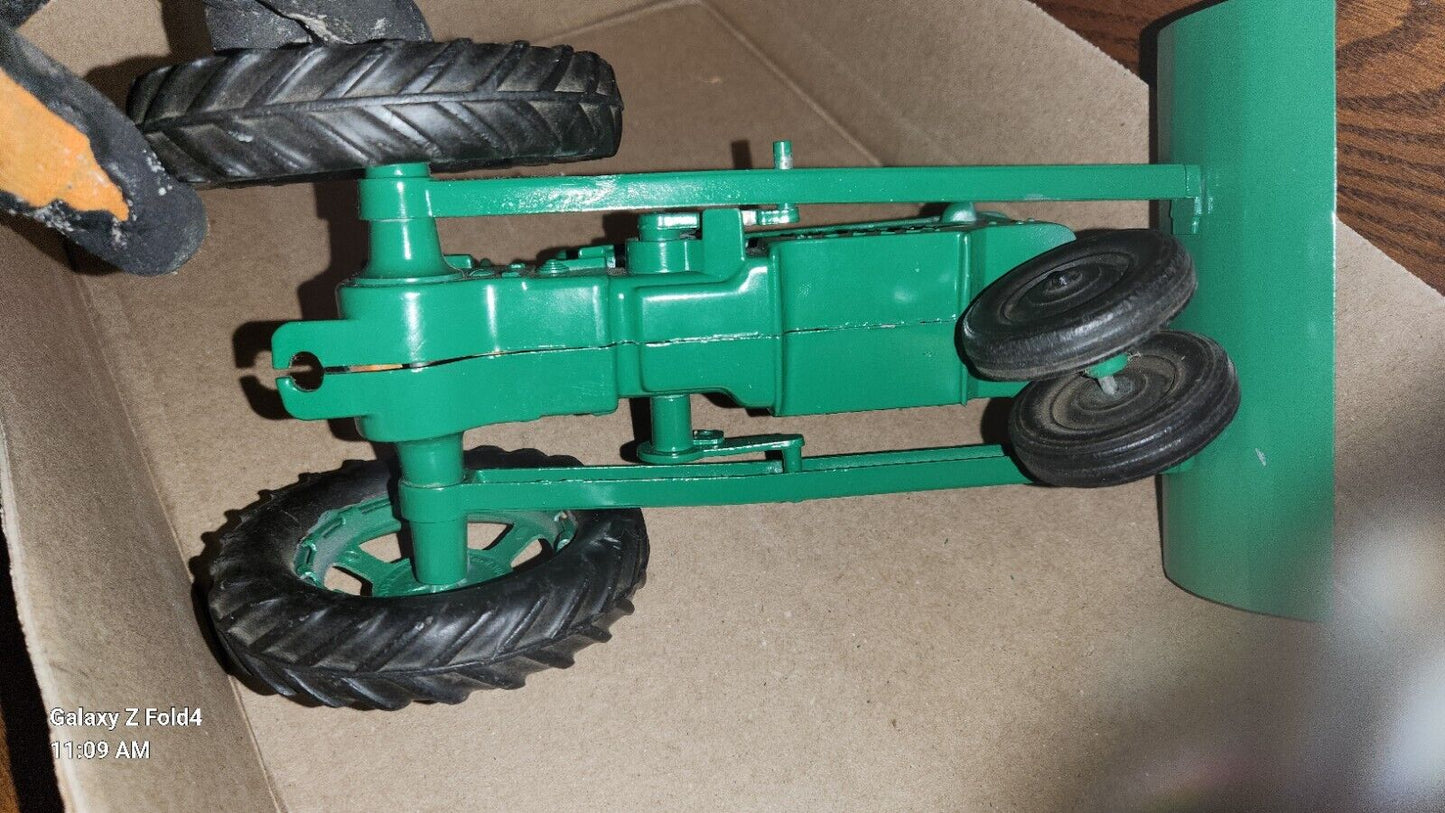 VINTAGE 50S Green  HUBLEY DIECAST TRACTOR W/ Blade WITH STEERING Very Nice