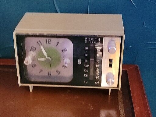 Vintage 70's Zenith Clock Radio C462F Pea Green Plastic Clock + Radio Works