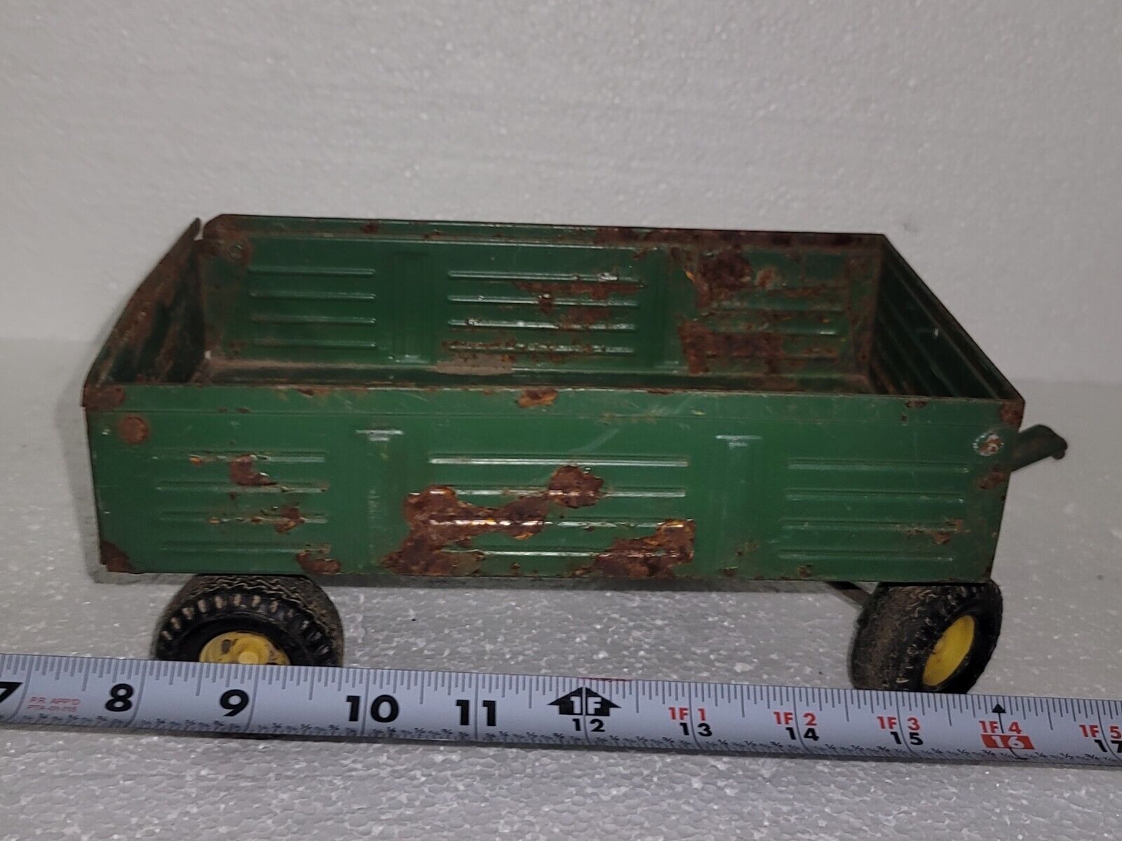 John Deere Ertl Vintage Metal Trailer 52040 